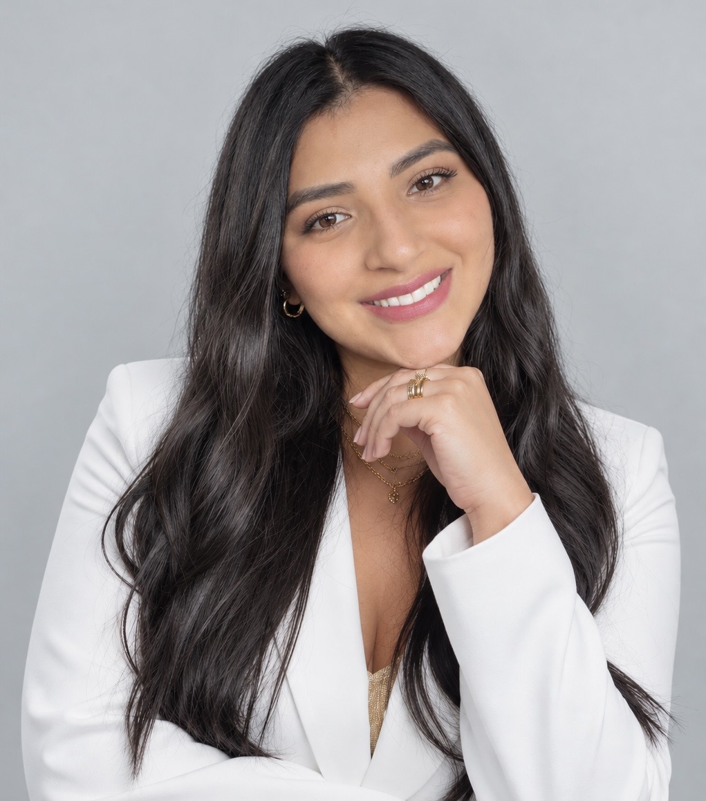 Stephanie Cruz sonriendo en un retrato profesional